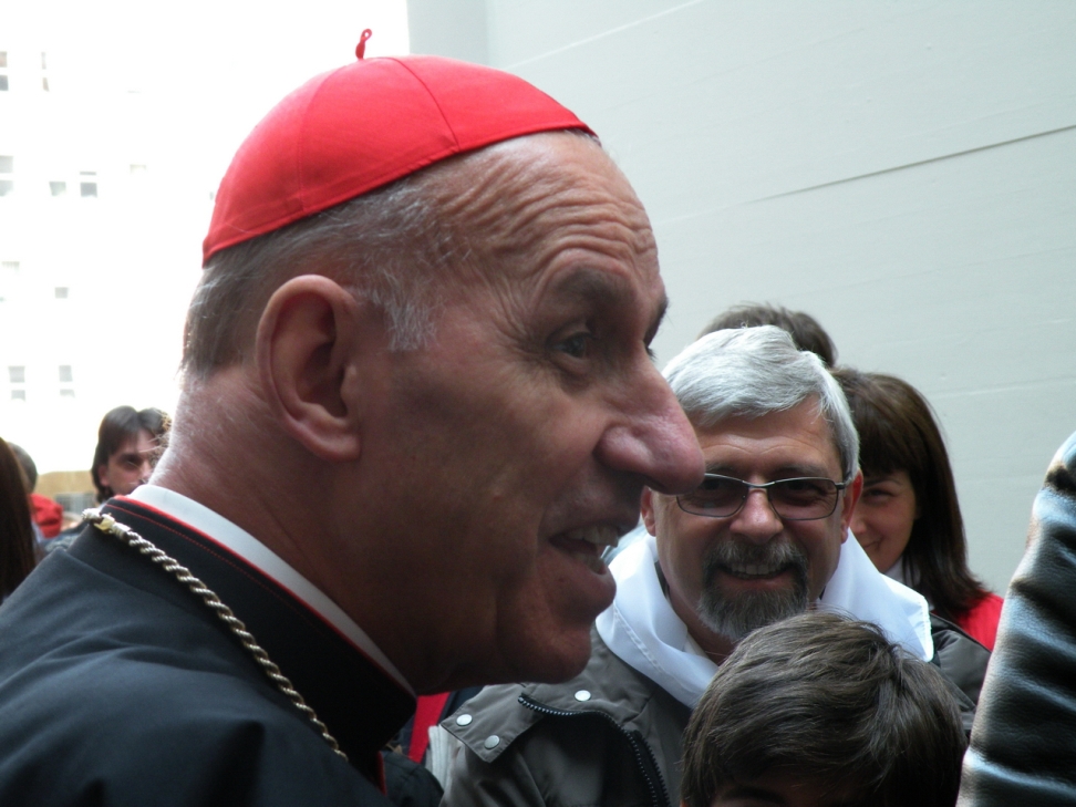 La Santa Sindone - Il Cardinal Poletto si intrattiene con i pellegrini_21.JPG